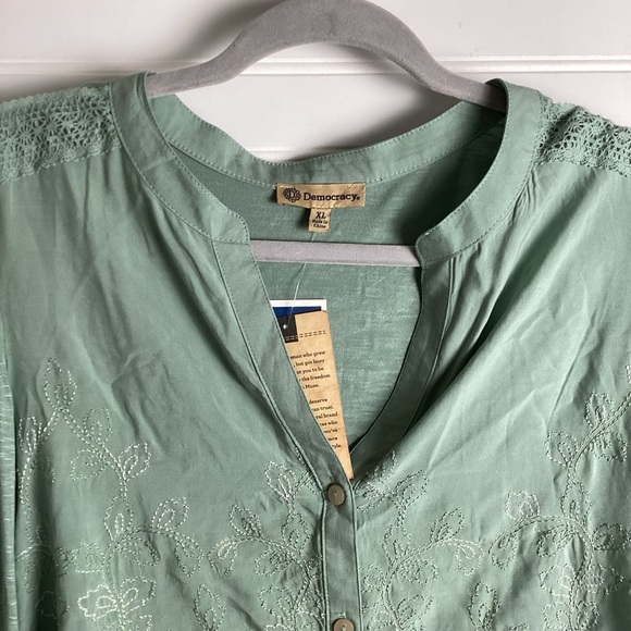 Democracy NWT Sage Green embroidered pleated Long Sleeves Top Blouse Size XL - Picture 2 of 9